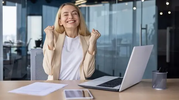 زهرة الخليج - للارتقاء بمكانتكِ المهنية.. كيف تظهرين إنجازاتكِ بثقة وذكاء؟