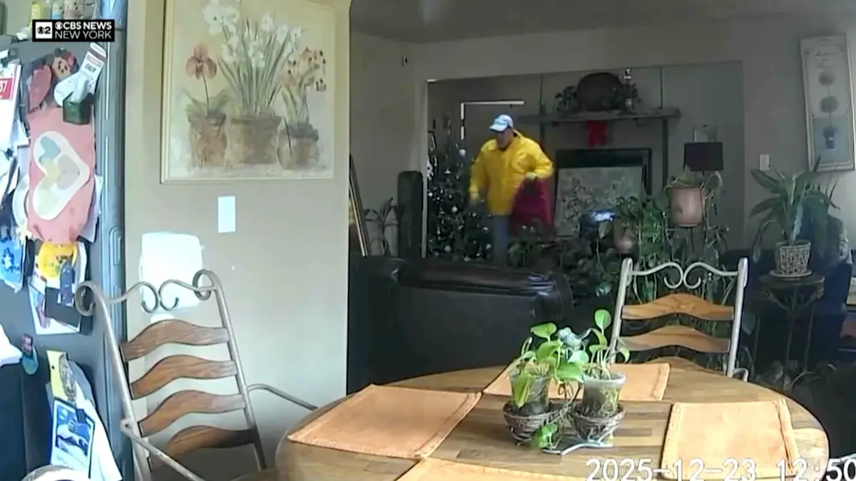 بدا كأنه فيلم "وحيد في المنزل".. طفل يتمكن من الإيقاع بسارق بيد الشرطة