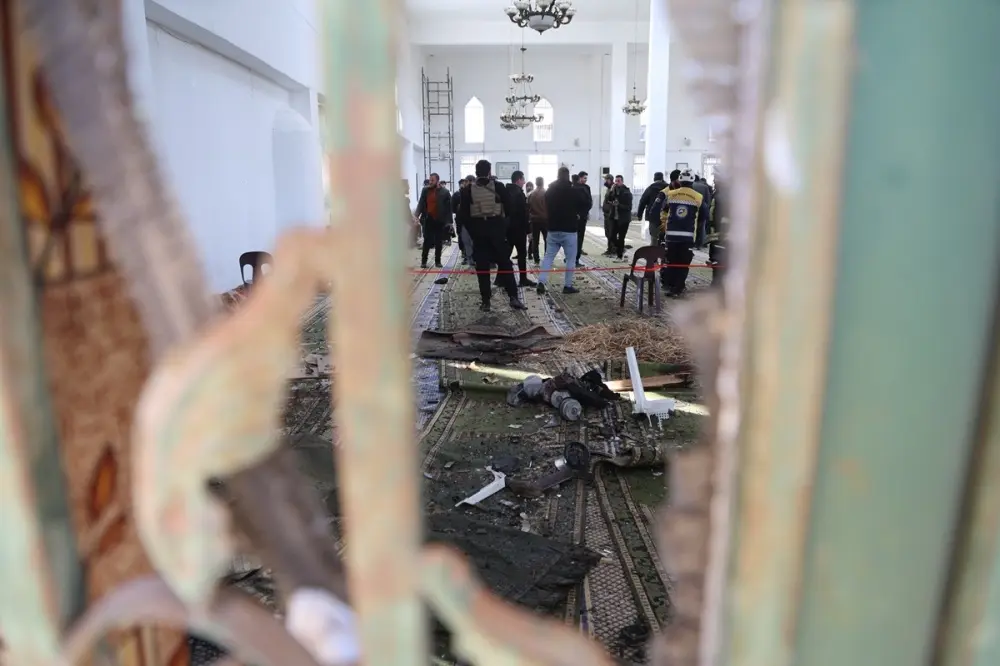 ارتفاع ضحايا الانفجار في مسجد بحمص إلى 8 قتلى و18 جريحاً