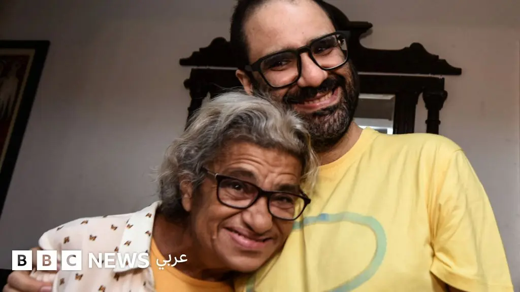 علاء عبد الفتاح: الناشط المصري يصل إلى بريطانيا بعد أشهر من العفو الرئاسي عنه - BBC News عربي