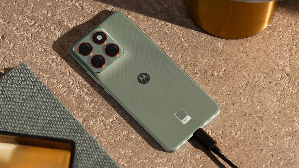 موتورولا تكشف عن Moto X70 Air Pro بشحن سريع 90 واط رائد