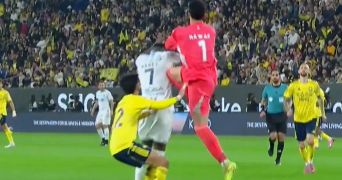 شاهد.. نواف العقيدي حارس النصر يصيب لاعب الأخدود بـكسور خطيرة
