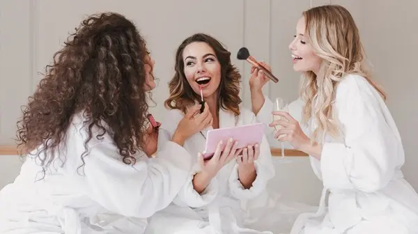 زهرة الخليج - «مكياج وصيفات العروس».. فن التوازن بين الأناقة الفردية والتناغم البصري