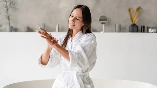 زهرة الخليج - في شتاء 2026.. كيف تحمين بشرتك من أضرار الاستحمام بالماء الساخن؟