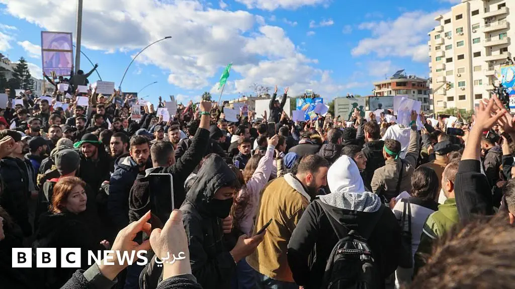 اللاذقية: مقتل ثلاثة أشخاص وإصابة العشرات خلال احتجاجات للعلويين في اللاذقية بالساحل السوري - BBC News عربي