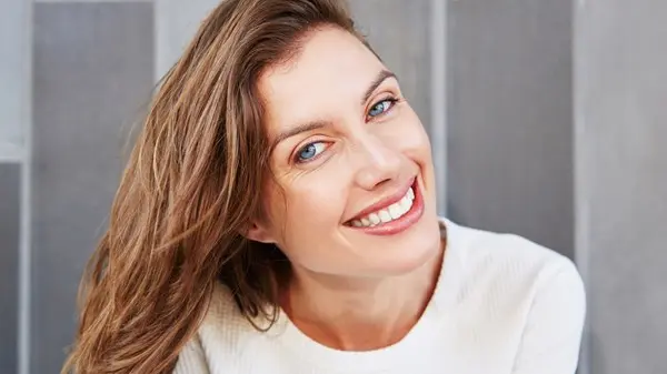 زهرة الخليج - بريق الاحتفالات يبدأ من البشرة.. الهايلايتر سر الإشراقة المثالية