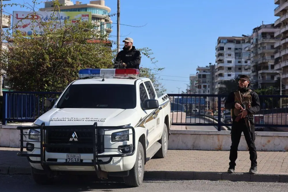 اللاذقية: استشهاد عنصر من الأمن الداخلي وتخريب آليات خلال احتجاجات