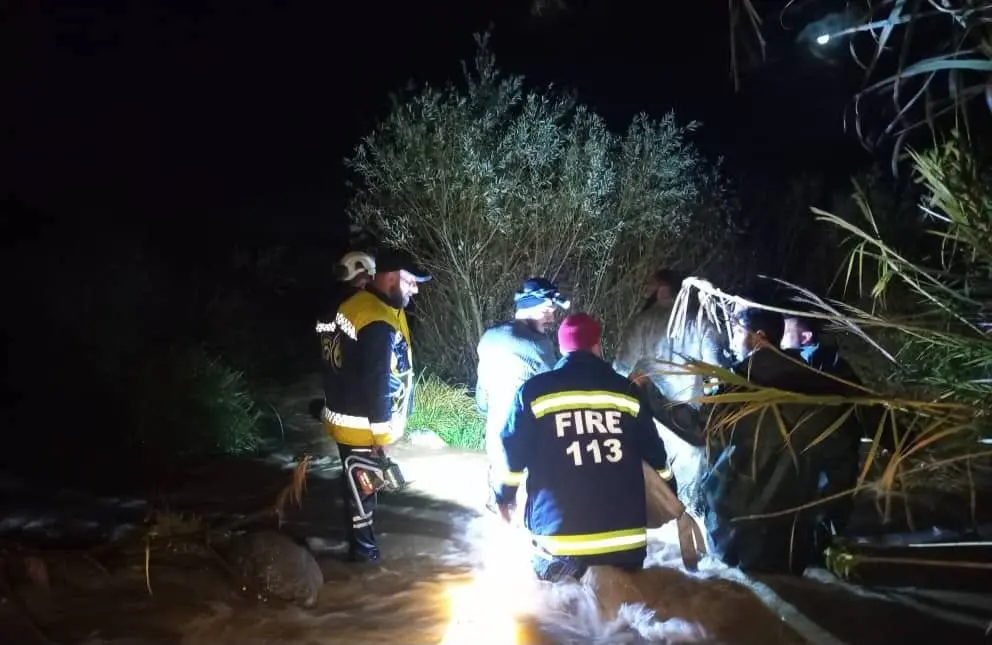 الدفاع المدني ينقذ عالقين في نهر الكبير ويواصل البحث عن مفقودين