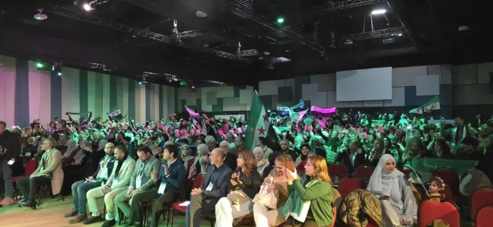 السوريون في باريس يختتمون شهرًا من الاحتفالات بالذكرى الأولى لتحرير بلادهم