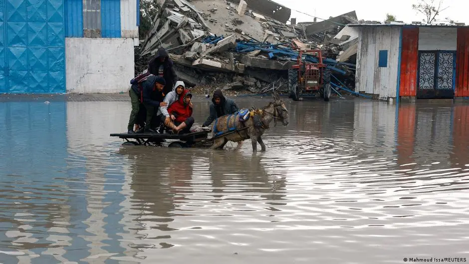 المنخفضات الجوية تعمق مآسي الغزيين وحالتا وفاة بسبب الأمطار – DW – 2025/12/28