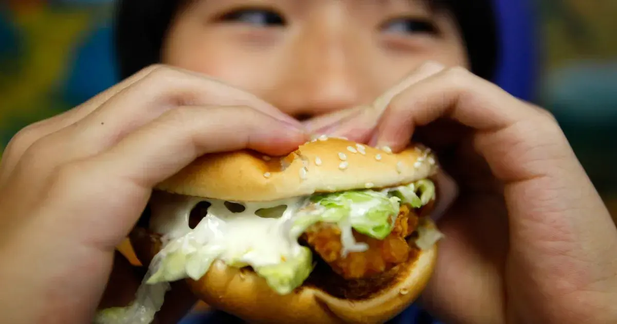 الأكل غير الصحي في الصغر يؤدي لأمراض القلب والسكري والرئة