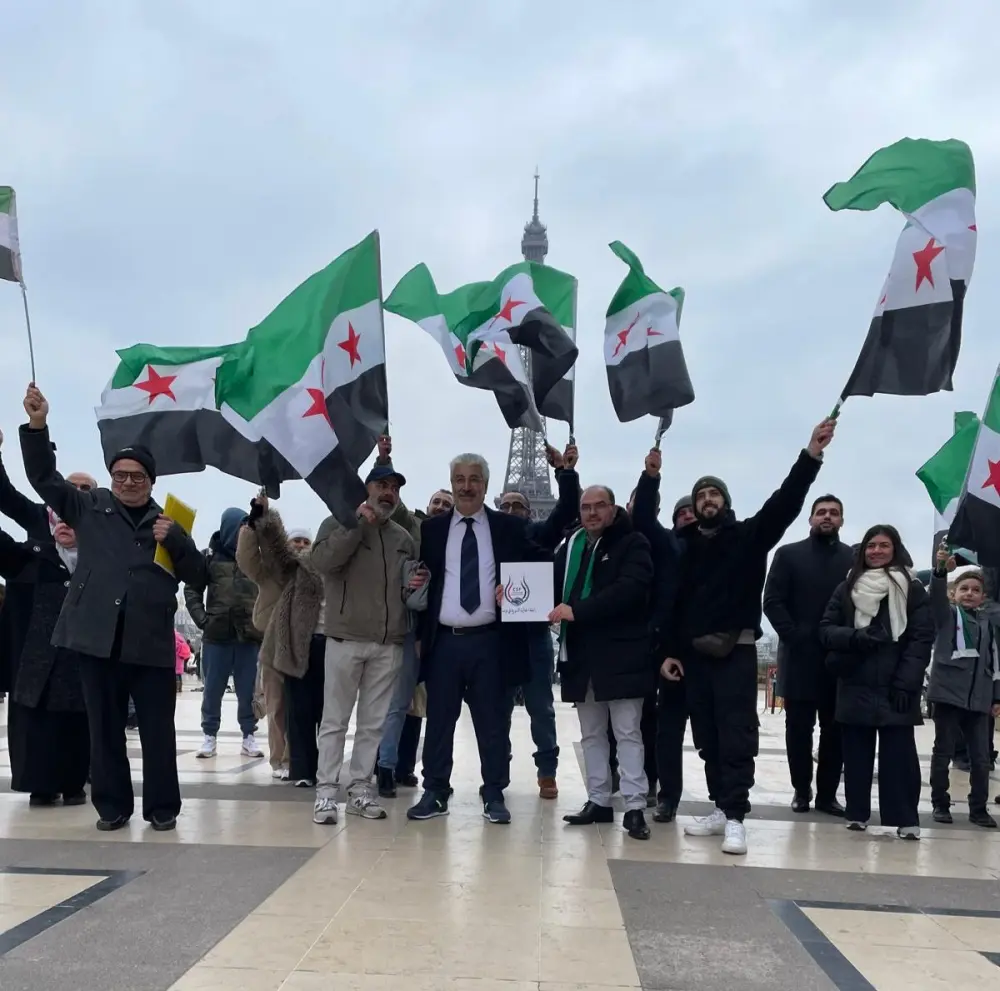 وقفات تضامنية لسوريين في باريس رفضاً للتقسيم وتنديداً بانتهاكات قسد