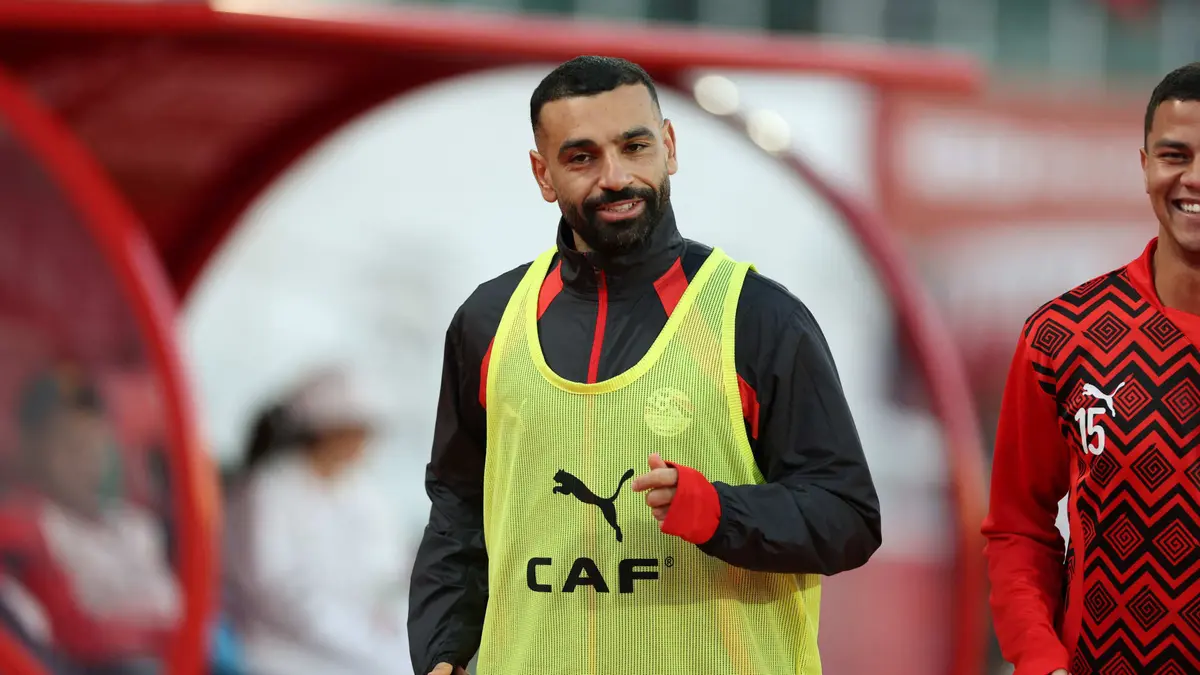 تصرف لافت من صلاح مع حاملي الكرات في مباراة مصر وأنغولا