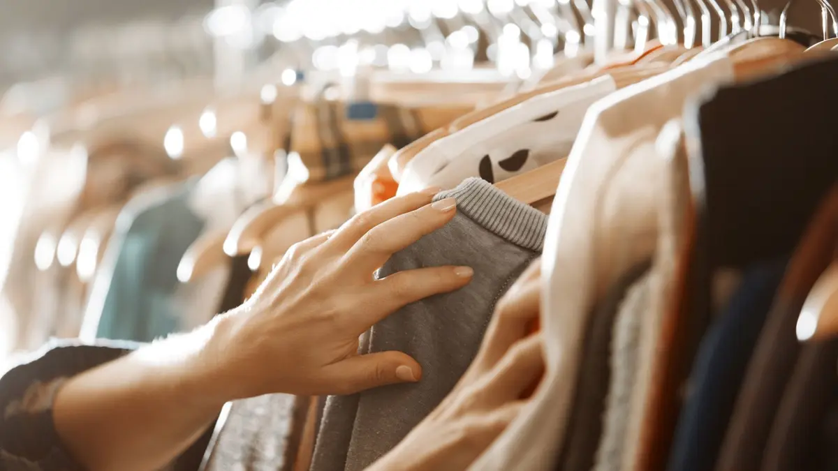 صيحة تأجير الملابس.. لماذا تكتسب شعبية واسعة بين الشباب؟