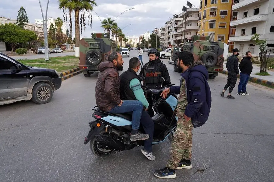 قادة سوريا الجدد يتخذون خطوات مثيرة للجدال لكسب ولاء العلويين