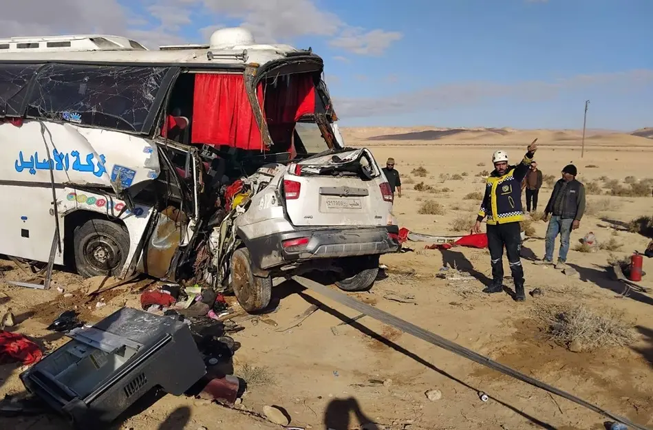 وفاة 5 أشخاص وإصابة 6 في حادث سير على طرق تدمر-دير الزور