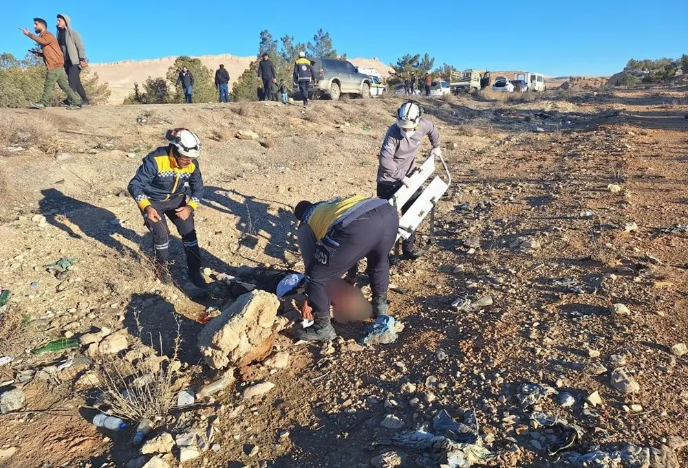 وفاة أربعة طلاب جامعيين وإصابة اثنين بحادث سير على طريق دمشق–حمص