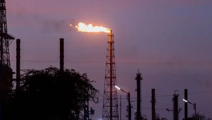 وكالة: فنزويلا تبدأ إغلاق آبار نفطية مع تأثر الصادرات بالحصار الأمريكي