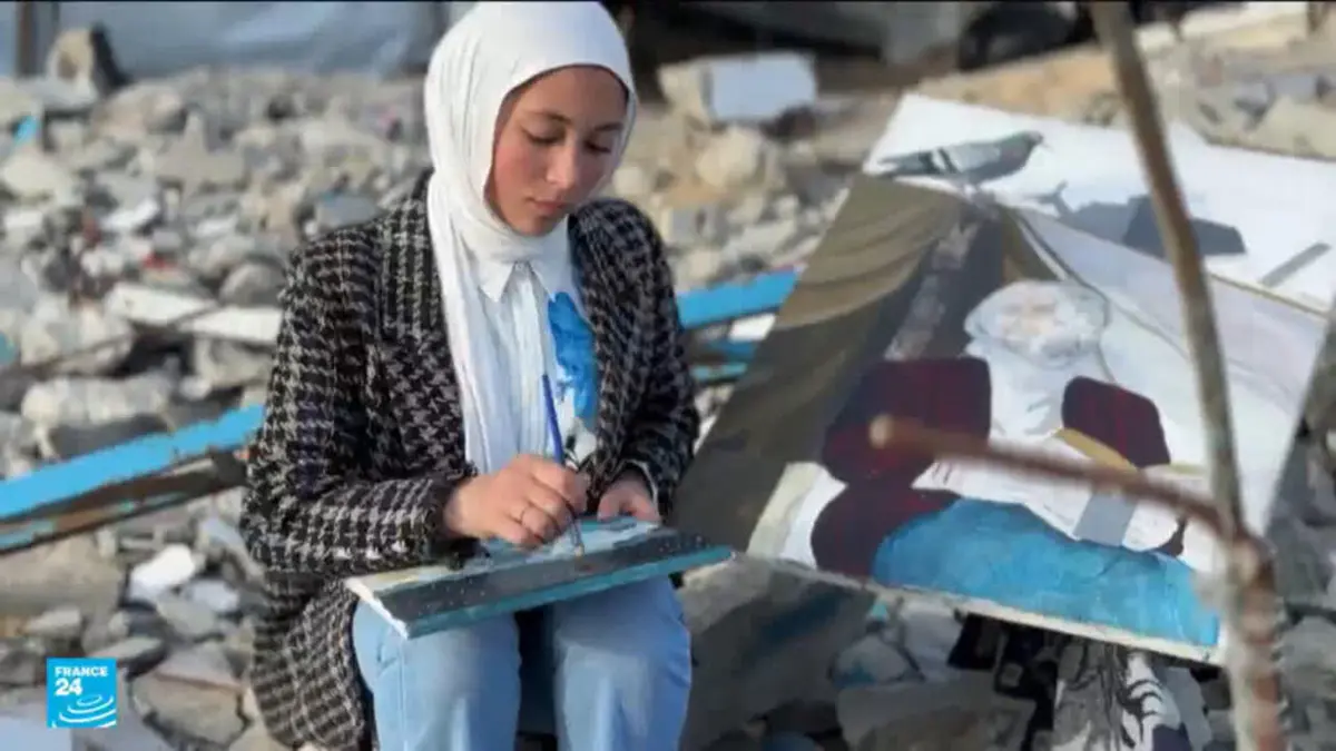 سارة سعادة.. فنانة شابة تجسد معاناة سكان غزة عبر لوحاتها وسط الأنقاض