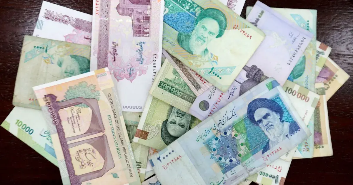 انهيار الريال الإيراني.. ضغوط معيشية وتصاعد التضخم وسط العقوبات