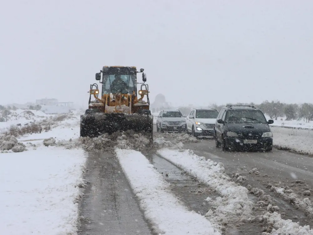 استنفار أكثر من 100 فريق دفاع مدني لمواجهة العاصفة الثلجية في سوريا
