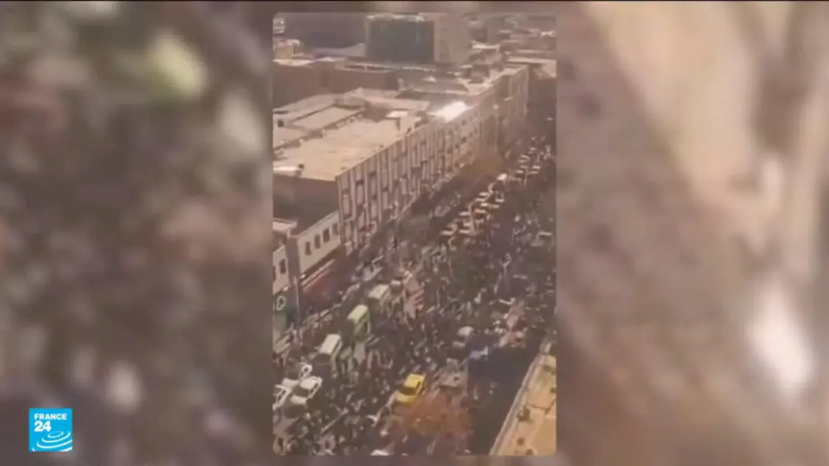 طلاب جامعات ينضمون للتظاهرات في إيران وبزشكيان يدعو للإنصات إلى "المطالب المشروعة"