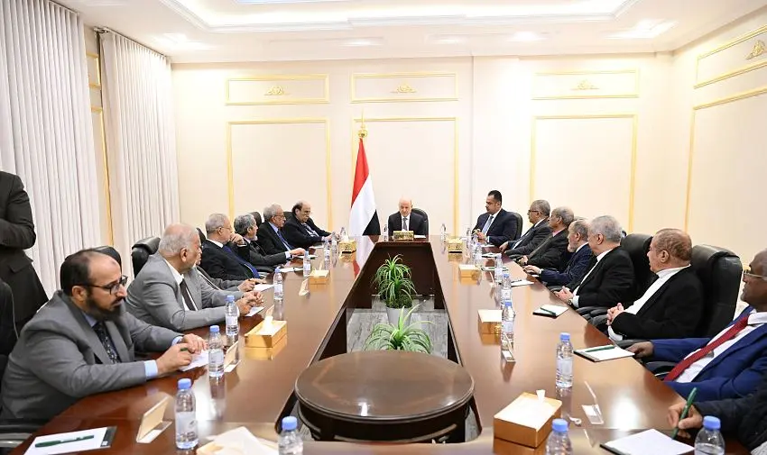 الرئيس اليمني يحذر من أي محاولة للالتفاف على القرارات السيادية ويدعو إلى خطاب مسؤول يعلي قيم الدولة والتعايش