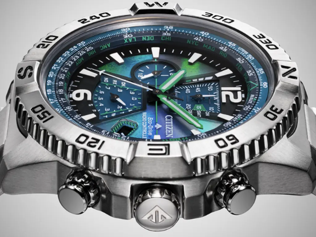 ساعة Citizen الجديدة Promaster Sky AT8220-55W بكريستال ياقوتي وقرص أزرق-أخضر