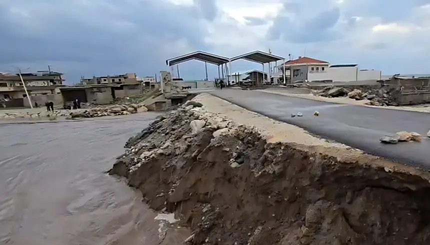 توقف مؤقت لحركة العبور في منفذ العريضة الحدودي بسبب تضرر الجسر جراء السيول
