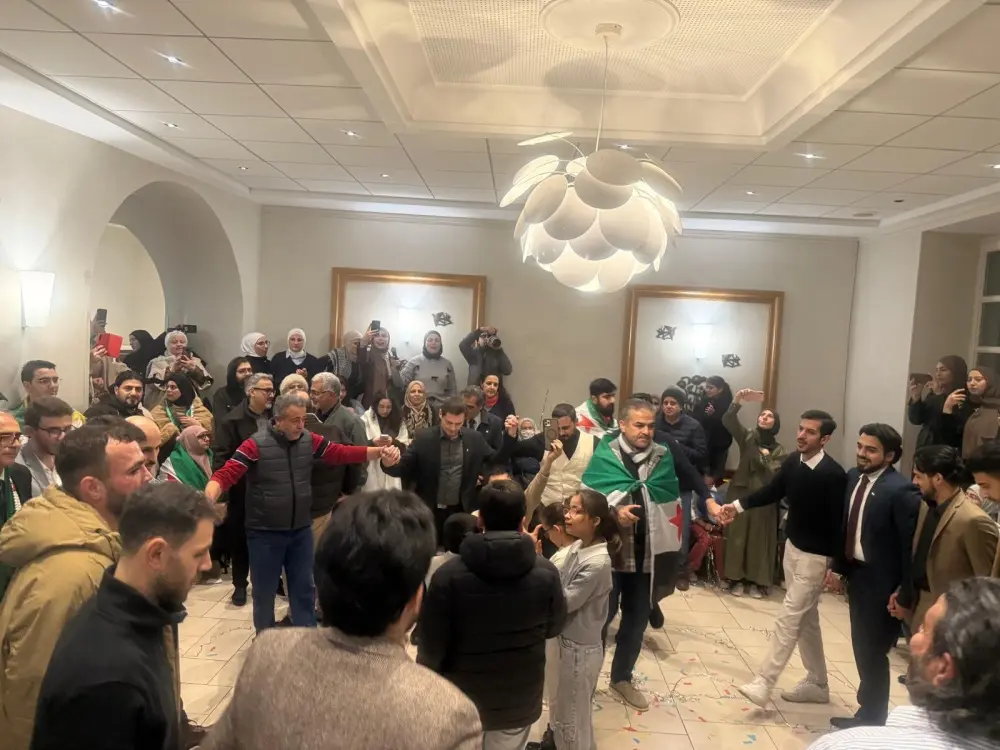 السوريون يختتمون الذكرى السنوية الأولى للتحرير باحتفالية في مدينة شامبيري الفرنسية