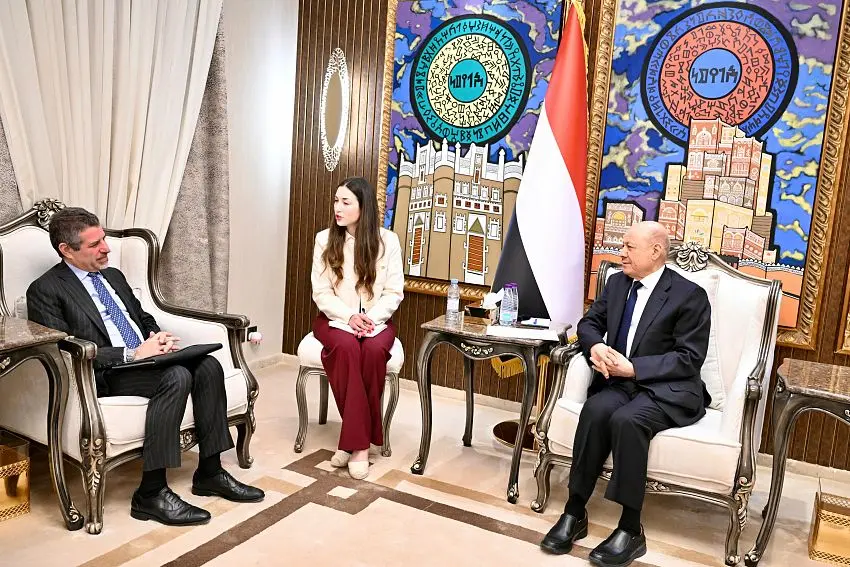 الرئيس اليمني يؤكد الالتزام الصارم بإنفاذ القرارات السيادية ويحذر من تداعيات التمرد على أمن اليمن والمنطقة