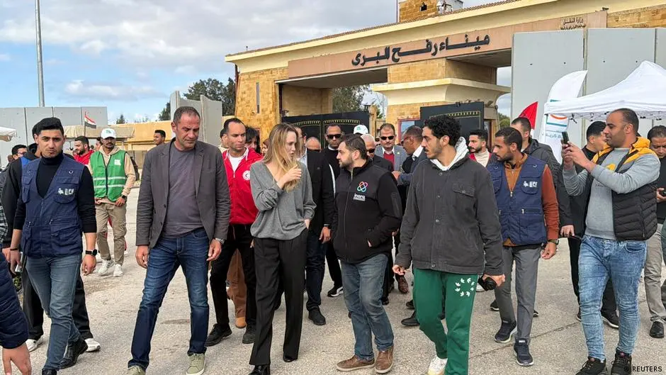 أنجلينا جولي تتفقد المساعدات للفلسطينيين عند معبر رفح – DW – 2026/1/2