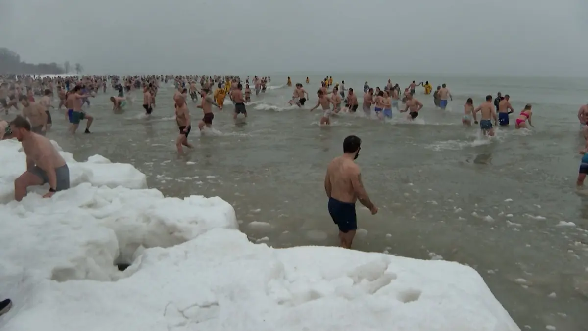 سباحون يغطسون في مياه بحيرة ميشيغان وسط درجات باردة