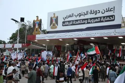 المجلس الانتقالي الجنوبي في اليمن يعلن "مرحلة انتقالية" لمدة عامين تمهيداً لاستقلال "دولة الجنوب العربي" - BBC News عربي