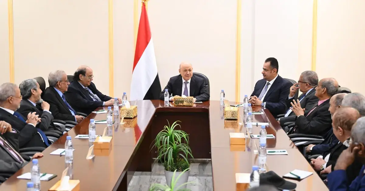 اليمن.. العليمي يشيد بـ"النجاح القياسي" لاستعادة المعسكرات في حضرموت