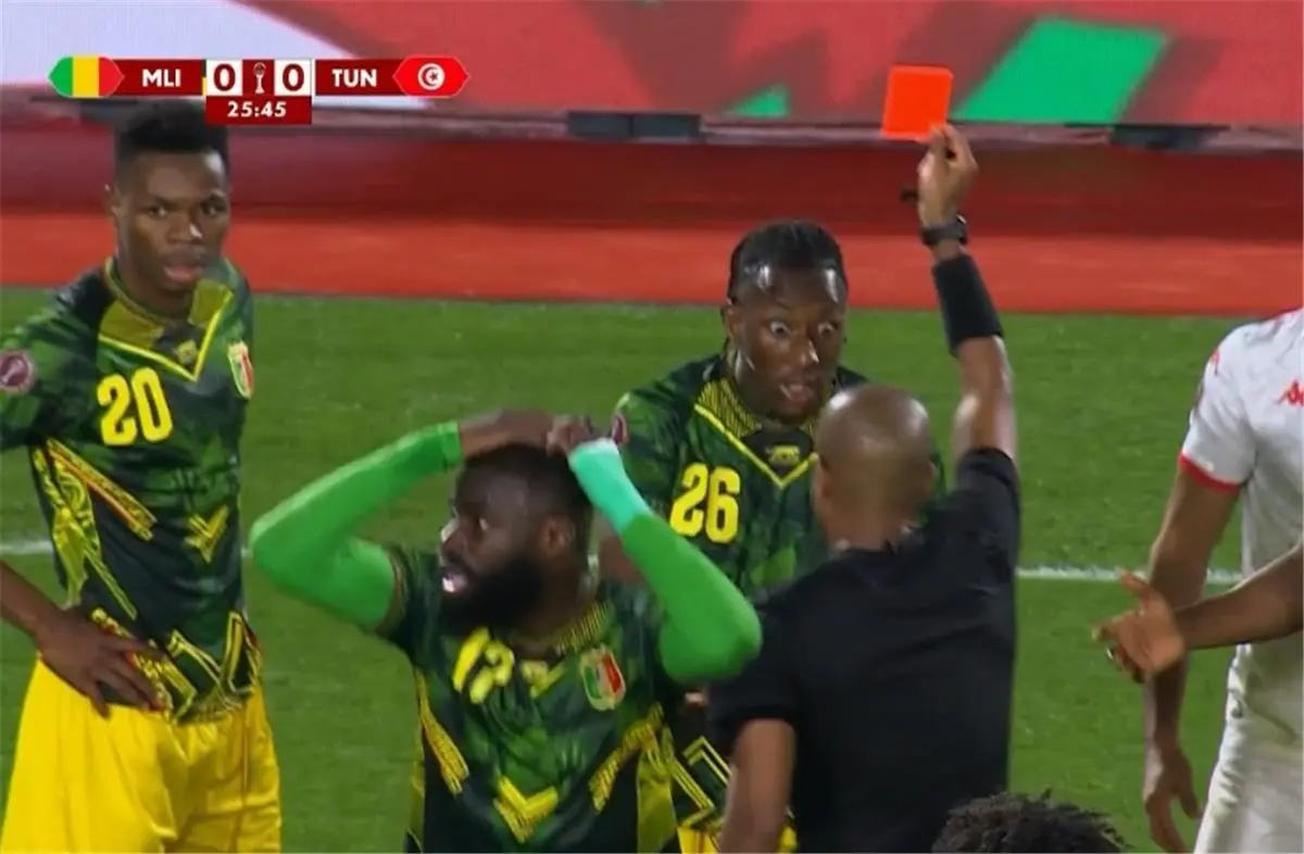 طرد لاعب مالي من مباراة تونس في كأس أمم إفريقيا