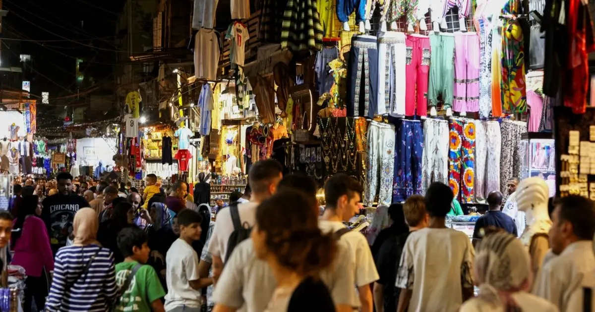 المصريون ينتظرون انخفاض الأسعار 2026، والحكومة متفائلة، لكن المخاطر قائمة