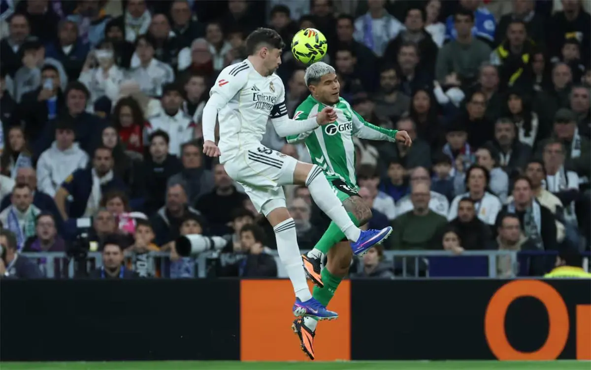 بطريقة رائعة.. كوتشو هيرنانديز يسجل هدف ريال بيتيس الأول أمام ريال مدريد