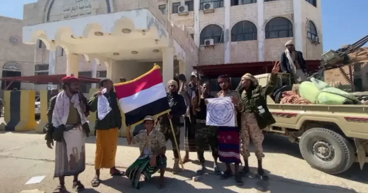 اليمن.. "درع الوطن" تنتشر في المكلا بعد السيطرة على معسكرات حضرموت