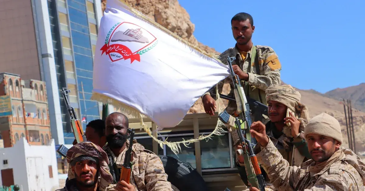 اليمن.. العليمي يعلن نجاح "استلام المعسكرات" في حضرموت والمهرة