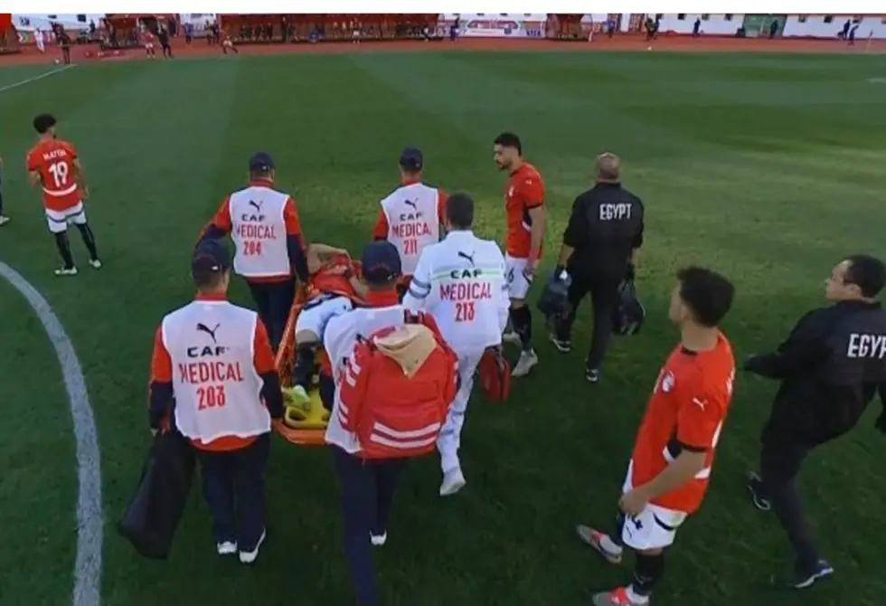 نجم منتخب مصر يغادر مباراة بنين بالدموع