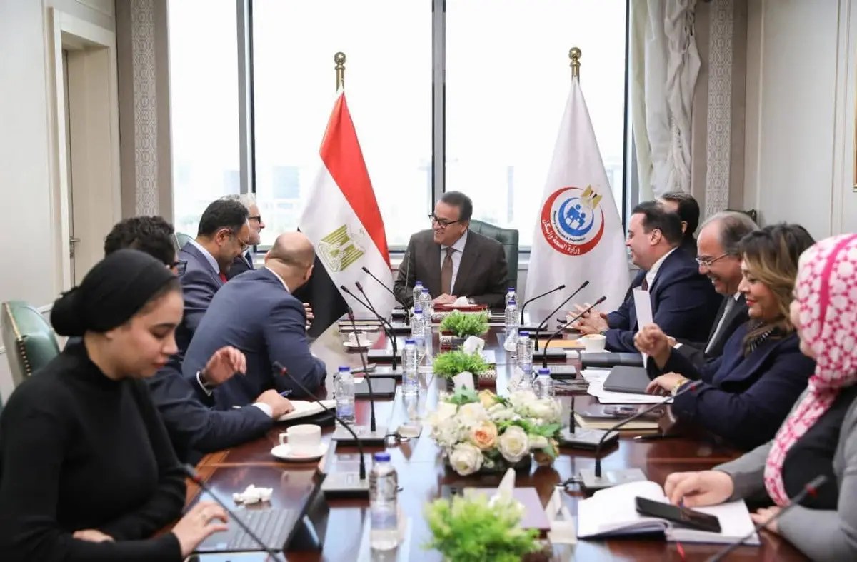 ووزير الصحة يبحث مع شركة «فيلبس» توطين صناعة أجهزة الأشعة