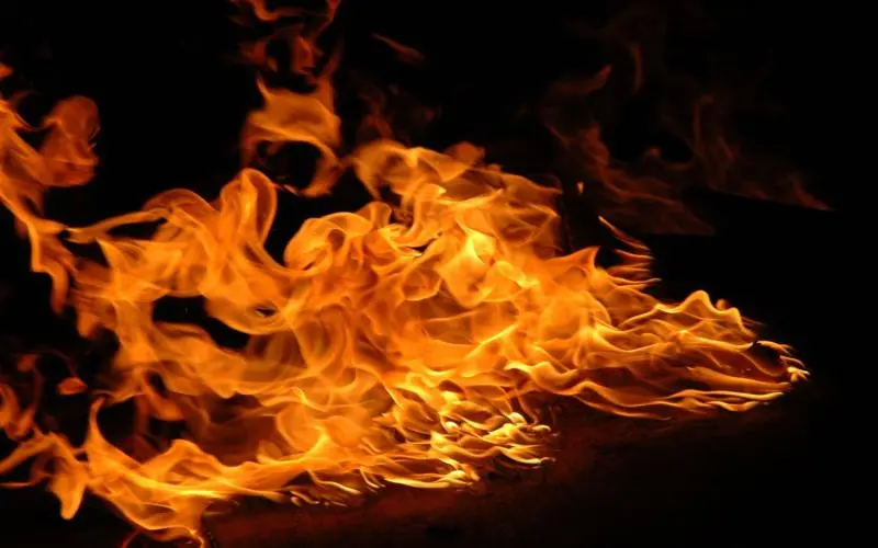 حريق مدفأة يشرّد عائلة سورية في بورصة ويصيب امرأتين بالاختناق