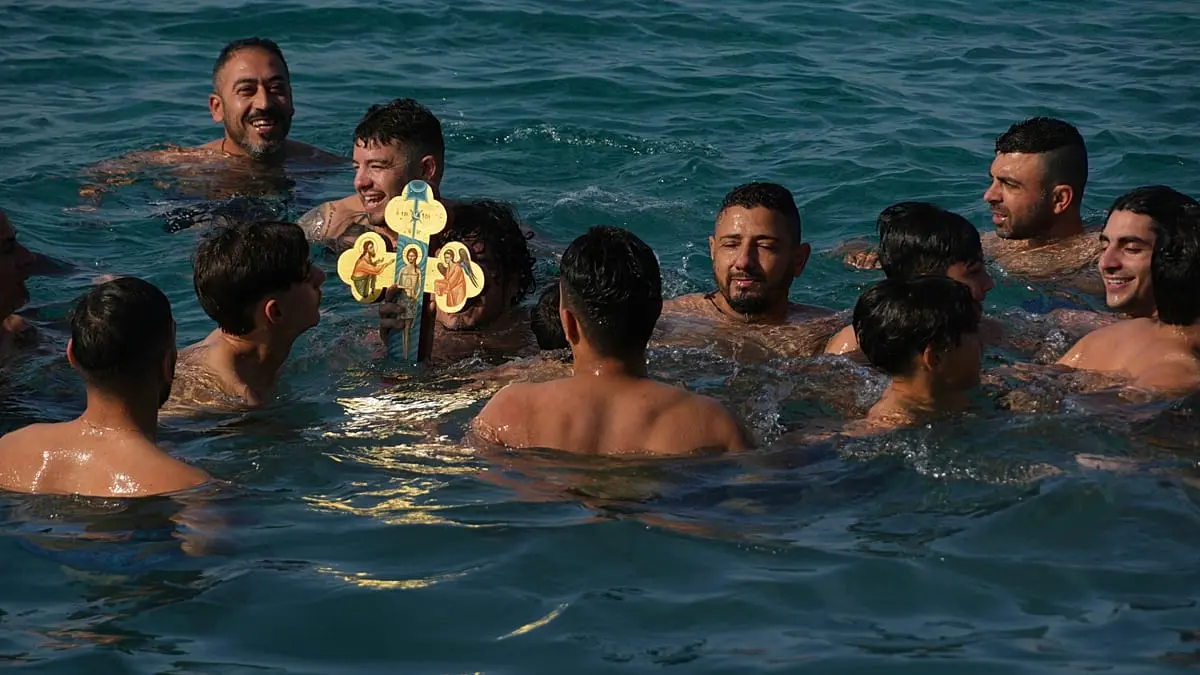 فيديو. الشبان في اليونان يغطسون لانتشال صليب خشبي خلال احتفالات عيد الغطاس