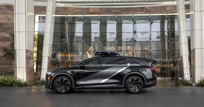 بالصور .. تحالف يضم لوسِد يكشف عن سيارة أجرة ذاتية القيادة