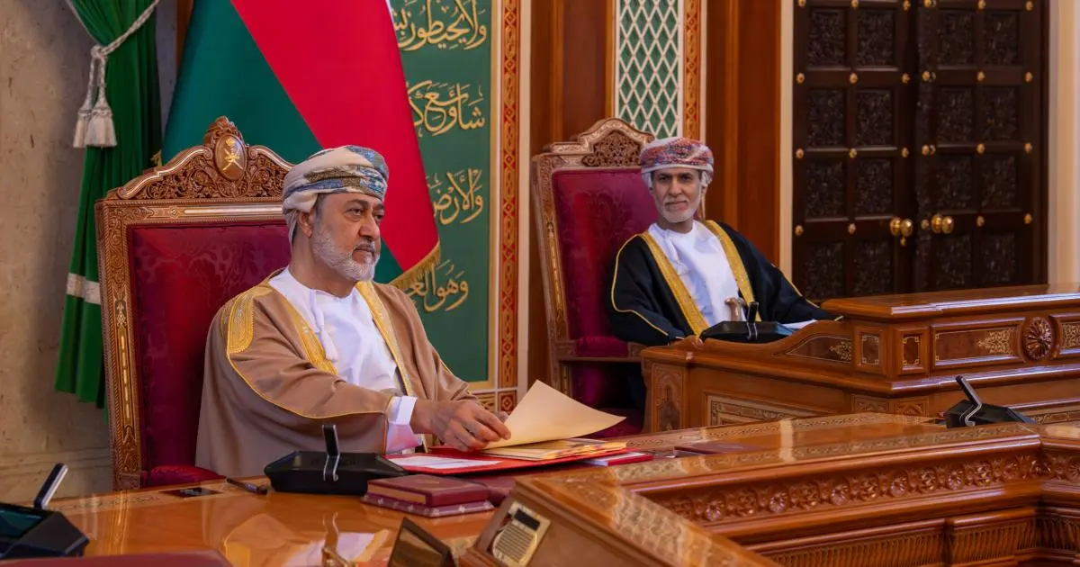 سلطان عُمان يوجه بمعالجة تأثيرات منصات التواصل على المجتمع