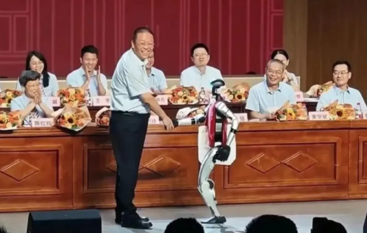 هاشتاق عربي - روبوت يتسلم شهادة تخرج طالب صيني