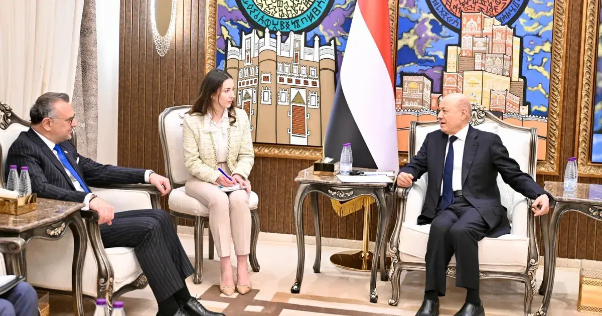 العليمي يبحث مع كبير مستشاري ترمب مستجدات الأوضاع في المهرة وحضرموت