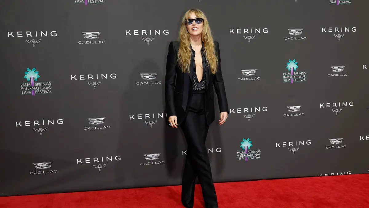 بعد 20 عاما.. مايلي سايرس تعود بغرة "هانا مونتانا" على السجادة الحمراء