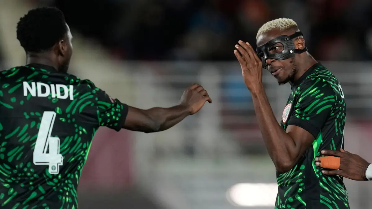 أوسيمهن يثير الشغب قبل مواجهة الجزائر ومدرب نيجيريا يهدده بدكة البدلاء